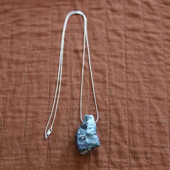 Raw emerald and mica semi precious stone/rock on long silver chain. NWT - Picture 1 of 10